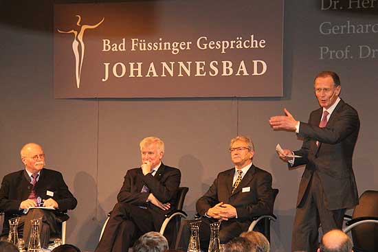 Teilnehmer der Gesprächsrunde waren Dr. Herbert Rische, Präsident der Deutschen Rentenversicherung Bund, Ministerpräsident Horst Seehofer, Gerhard Witthöft, Geschäftsführer der Deutschen Rentenversicherung Bayern Süd und als Moderator Prof. Dr. Bert Rürup, ehem. Vorsitzender des Sachverständigenrates zur Begutachtung der gesamtwirtschaftlichen Entwicklung, heute Mitglied des Aufsichtsrates der Johannesbad-Unternehmensgruppe  (©Foto: Martin Schmitz)